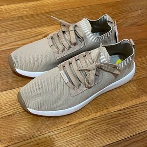 Women’s tennis shoes size 9- never worn